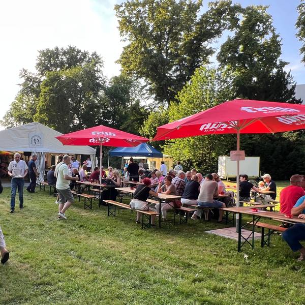 Auch wenn die Bürgervereinigung das Fest eine Woche vorziehen musste, waren die Bierbänke gut gefüllt.