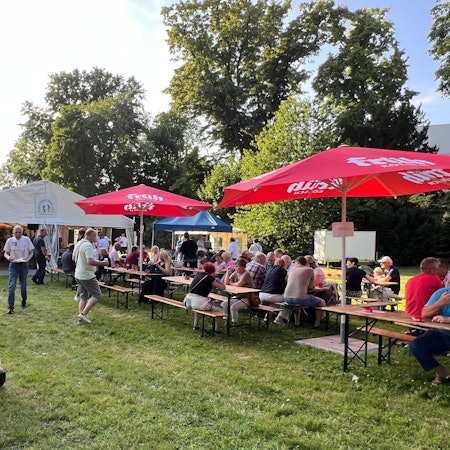 Auch wenn die Bürgervereinigung das Fest eine Woche vorziehen musste, waren die Bierbänke gut gefüllt.
