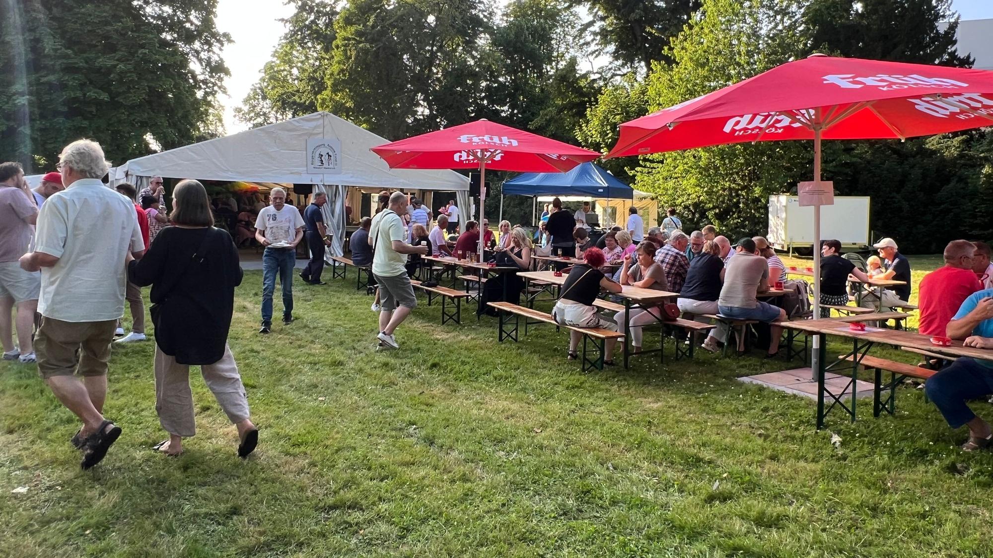 Auch wenn die Bürgervereinigung das Fest eine Woche vorziehen musste, waren die Bierbänke gut gefüllt.