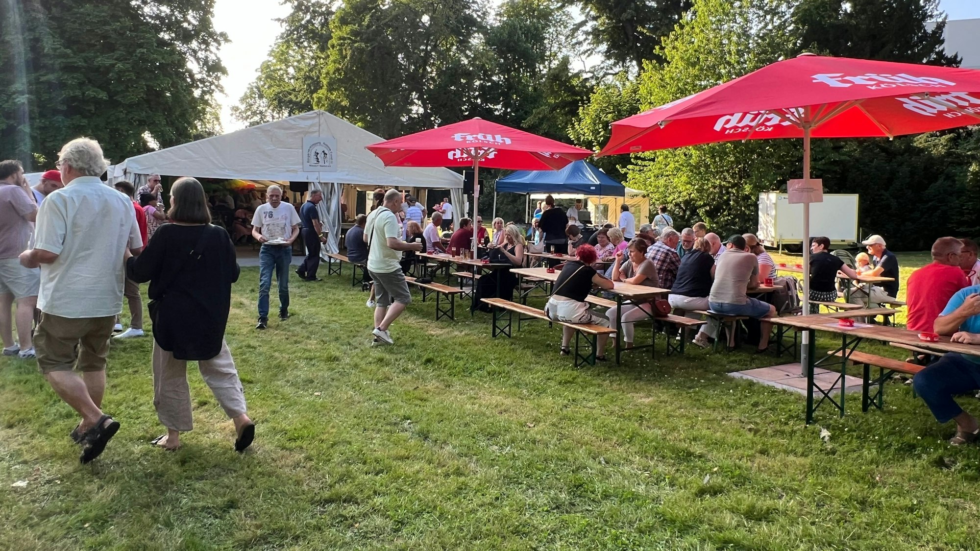 Auch wenn die Bürgervereinigung das Fest eine Woche vorziehen musste, waren die Bierbänke gut gefüllt.