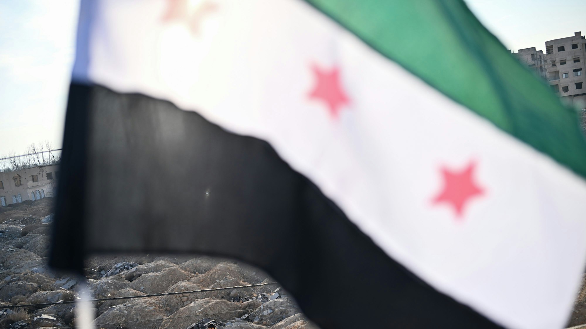 Die Fahne der syrischen Revolution weht auf einer Jungenschule im Stadtteil Zebdin während eines Besuchs der Entwicklungsministerin in Syrien. Entwicklungsministerin Schulze trifft sich in Syrien mit Politikern der Übergangsregierung, aber auch mit Vertretern von NGOs und der Zivilgesellschaft.