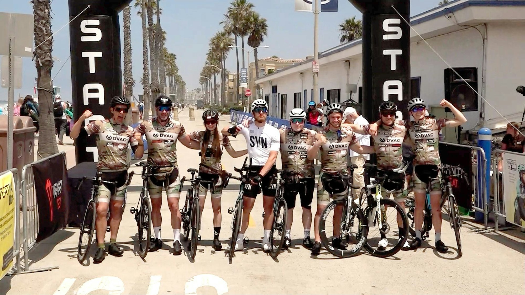 Das Video-Standbild zeigt Joey Kelly (4.v.r) und sein Team aus Influencern „No Limits“, Uwe Schüder („Flying Uwe“), Martin Rudloff („Survival Mattin“), Ann-Kathrin Bendixen („Affe auf Bike“), Sascha Huber, Fritz Meinecke, Otto Karasch, sowie Joeys Sohn Luke Kelly am Start des Extrem-Radrennens Race Across America (RAAM) in Oceanside, Kalifornien.