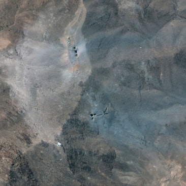 Dieses von Maxar Technologies zur Verfügung gestellte Satellitenbild zeigt eine Nahaufnahme von Kratern und Asche auf einem Hügel bei der Anreicherungsanlage Fordo im Iran nach den US-Angriffen am 22. Juni 2025.