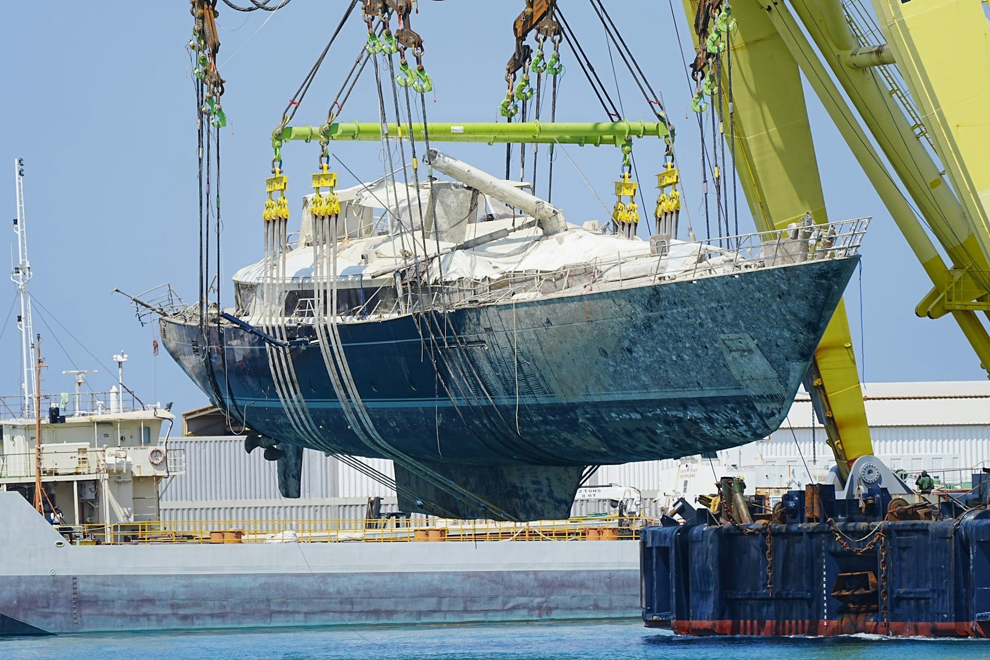 Nach zehn Monaten wurde die Luxusyacht aus dem Wasser gehoben und zum Hafen von Termini Imerese gebracht.