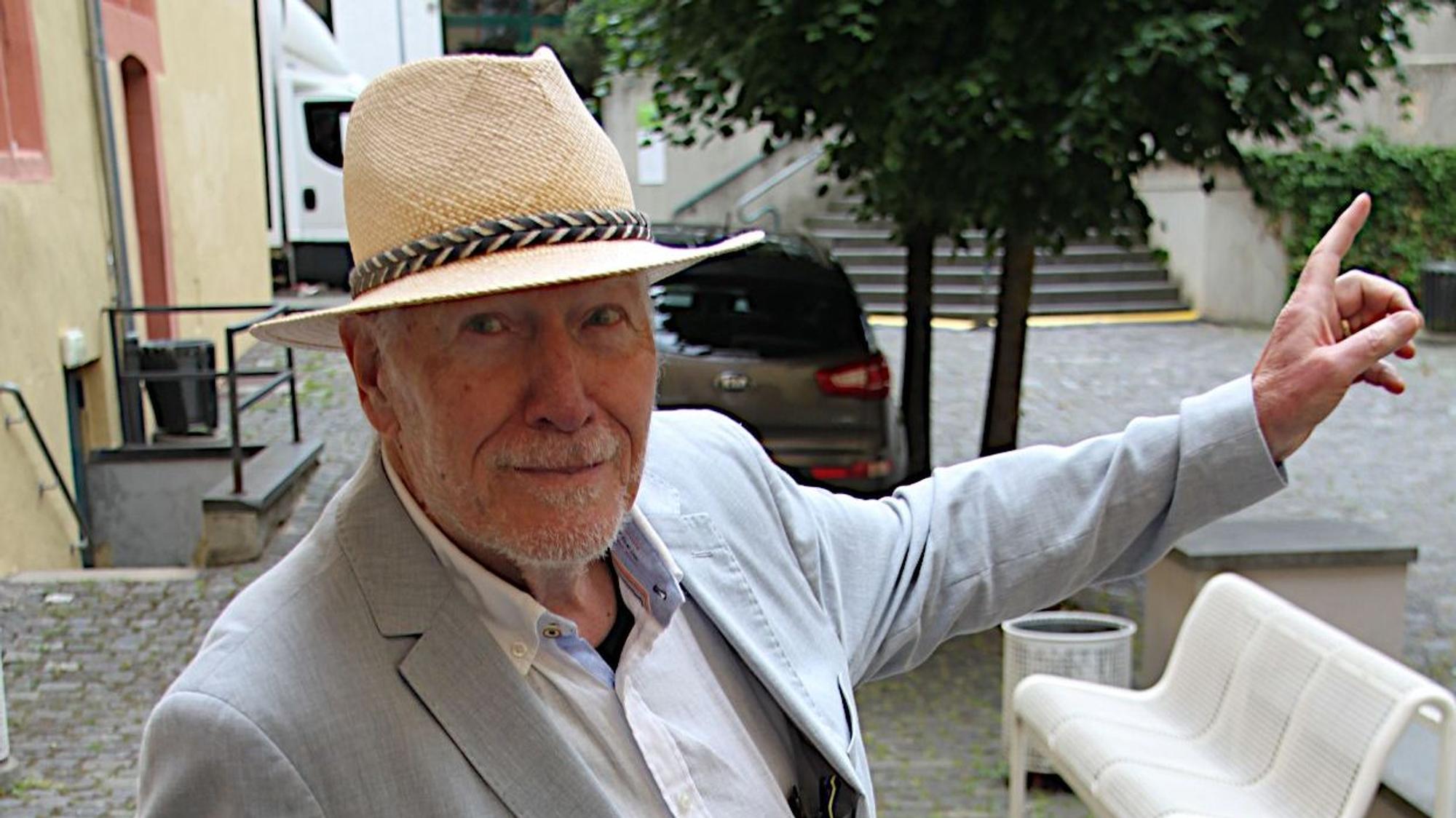Das Bild zeigt Klaus-Hartmut Iltgen, der in die Richtung zeigt, in der sich der obere Schulhof befindet.