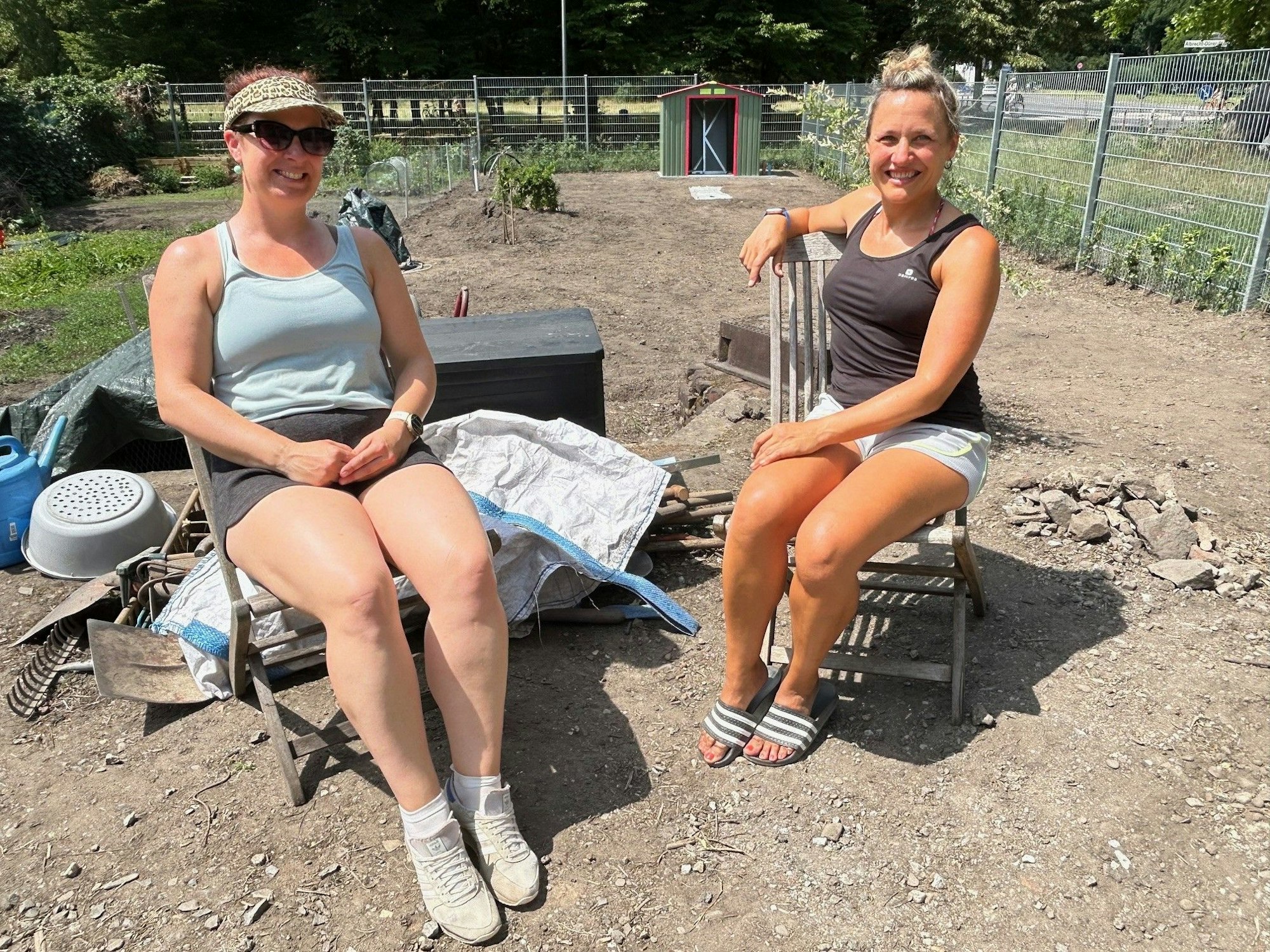 Kleingartengründerinnen Sarah (43) und Petra (48) auf ihrer Parzelle in der Gluthitze an der Vogelsanger Straße