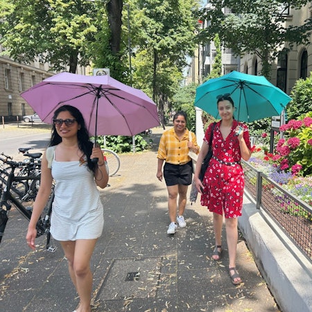 Vom Lentpark durchs Agnesviertel ab zur U-Bahn: Drei Studentinnen aus Indien versuchen, die Abkühlung aus dem Schwimmbad ein paar Minuten zu konservieren.