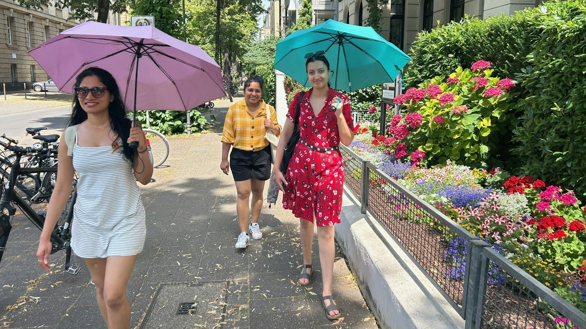 Vom Lentpark durchs Agnesviertel ab zur U-Bahn: Drei Studentinnen aus Indien versuchen, die Abkühlung aus dem Schwimmbad ein paar Minuten zu konservieren.