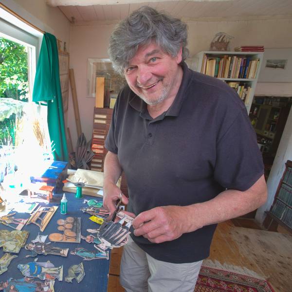 Das Foto zeigt Peter Schauerte-Lüke und einige seiner Darsteler aus Papier.