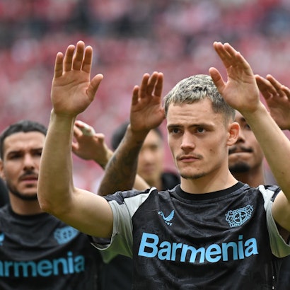 ARCHIV - 17.05.2025, Rheinland-Pfalz, Mainz: Fußball: Bundesliga, 1. FSV Mainz 05 - Bayer Leverkusen, 34. Spieltag, Mewa Arena. Leverkusens Florian Wirtz steht nach dem Spiel vor dem Fanblock. (zu dpa: «Ende einer Ära: Was wird aus Bayer ohne Wirtz, Alonso & Co.?») Foto: Arne Dedert/dpa +++ dpa-Bildfunk +++