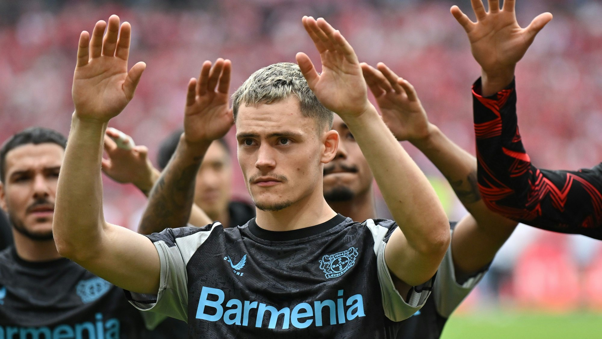 ARCHIV - 17.05.2025, Rheinland-Pfalz, Mainz: Fußball: Bundesliga, 1. FSV Mainz 05 - Bayer Leverkusen, 34. Spieltag, Mewa Arena. Leverkusens Florian Wirtz steht nach dem Spiel vor dem Fanblock. (zu dpa: «Ende einer Ära: Was wird aus Bayer ohne Wirtz, Alonso & Co.?») Foto: Arne Dedert/dpa +++ dpa-Bildfunk +++