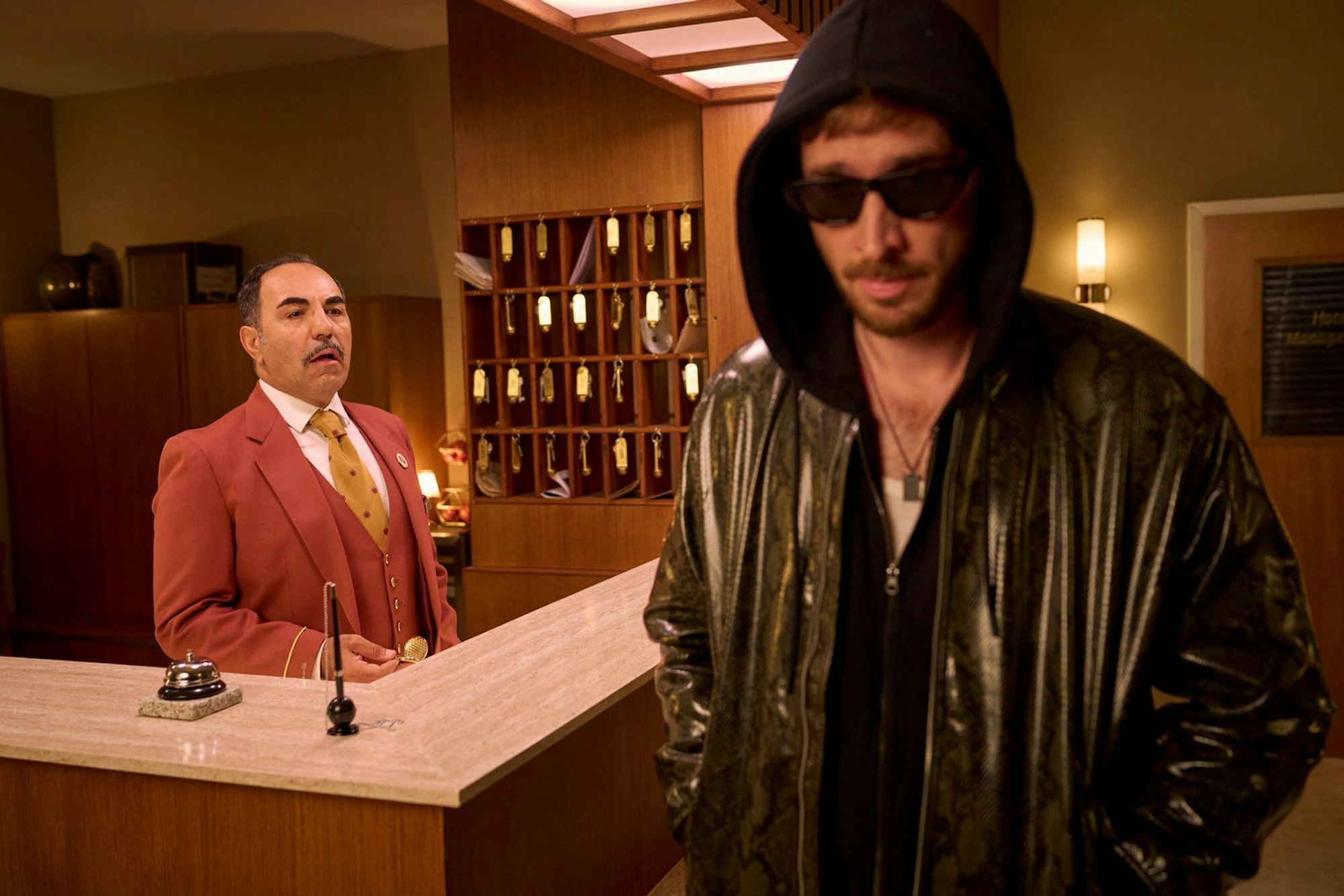 Concierge Charles (Adnan Maral, links) traut seinen Augen nicht: Hat wirklich Ryan Gosling (Tim Vanwersch) im Hotel Prinzenhof eingecheckt? (Bild: ZDF/ Frank Dicks)
