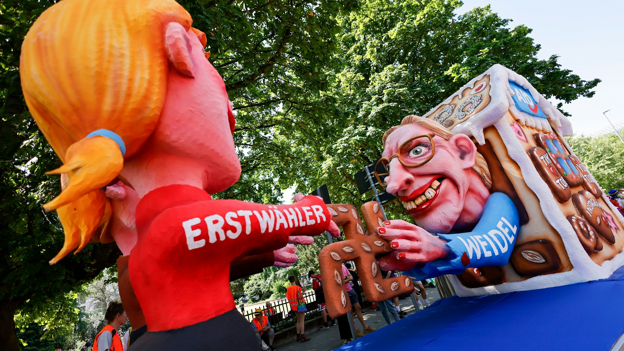 21.06.2025, Nordrhein-Westfalen, Düsseldorf: Ein Mottowagen, der an der Partei Alternative für Deutschland (AFD) Kritik übt, nimmt am CSD - Christopher Street Day teil. Das Motto in diesem Jahr lautet: „Liebe verbindet - Hass zerstört!“. Foto: Thomas Banneyer/dpa +++ dpa-Bildfunk +++
