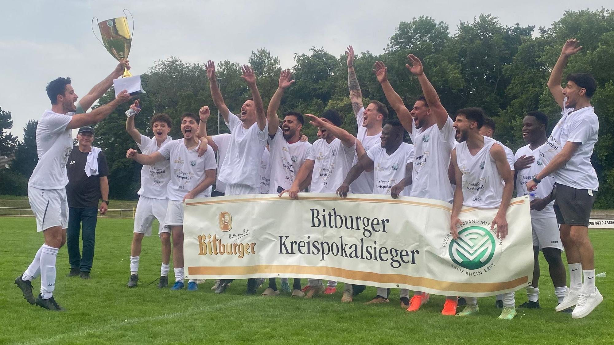 Das Foto zeigt eine Mannschaft, die den Kreispokal in die Höhe reckt und jubelt