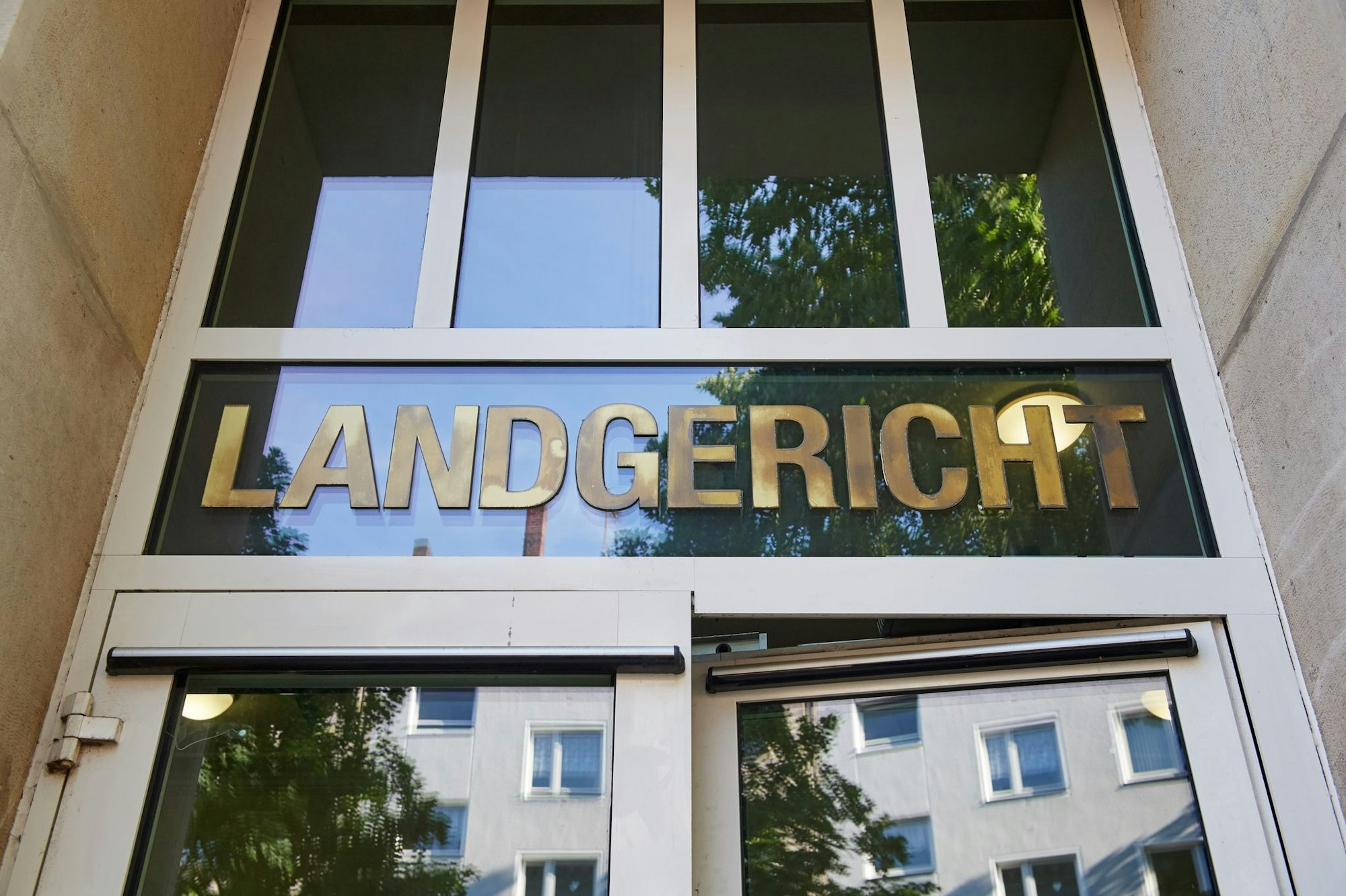 Gegen die Angeklagten verhandelt die Staatsschutzkammer. (Symbolbild)
