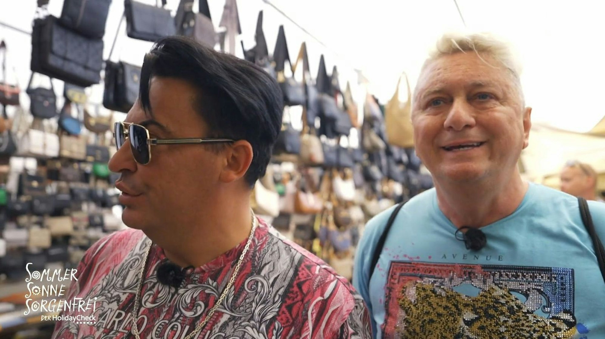 Matthias Mangiapane (links) und Hubert Fella schauen sich in Antalya auf dem Basar um. (Bild: Joyn)