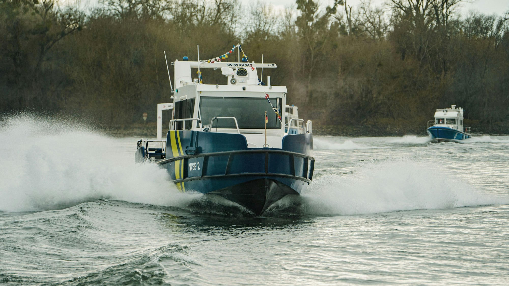 Ein Polizeiboot fährt auf dem Rhein zum Einsatz.