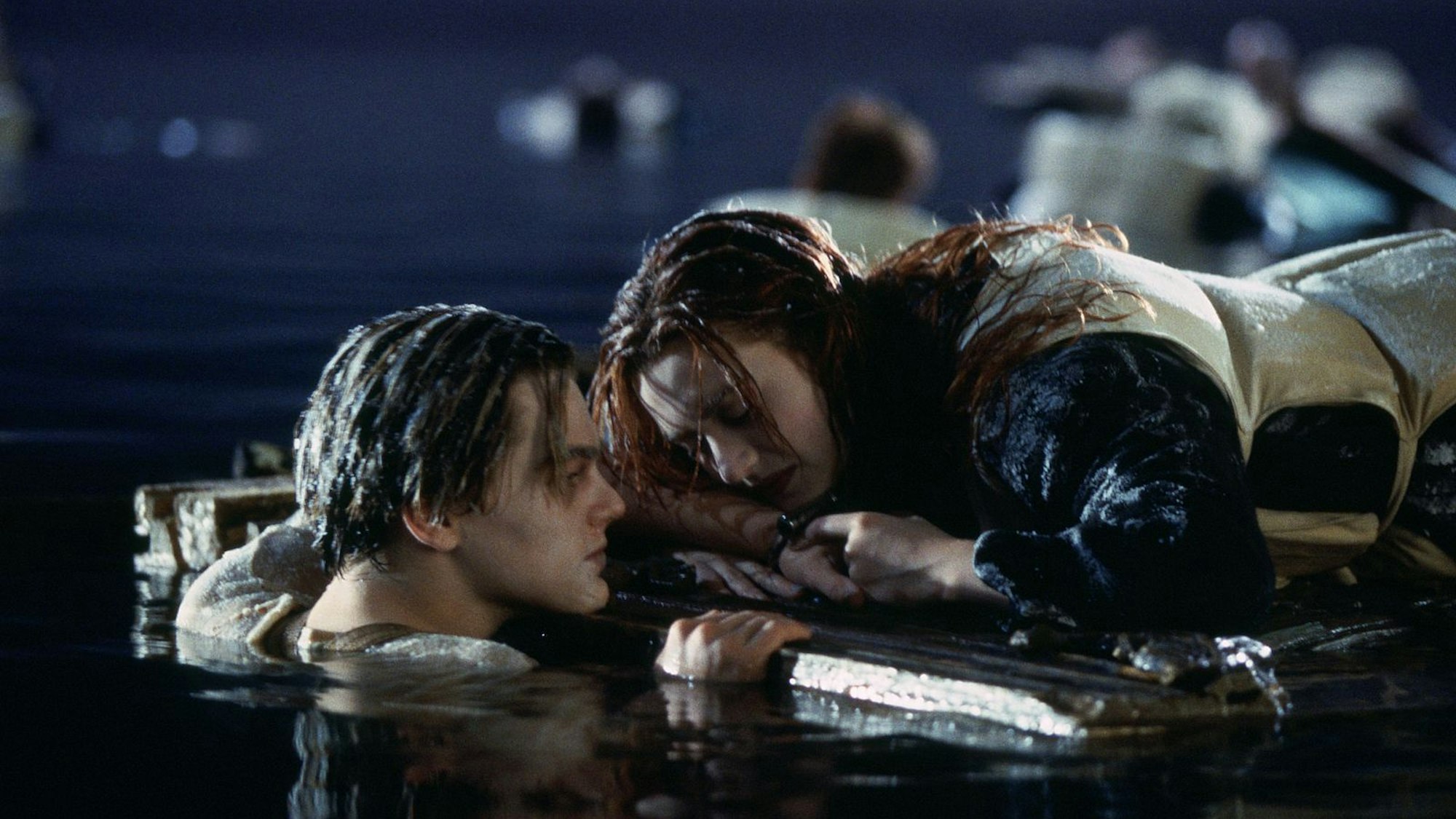 Wer kennt diese Szene nicht: Leonardo DiCaprio sinkt langsam ins Dunkel des Meeres, während Kate Winslet auf einer Holztür überlebt. (Bild: Fox)