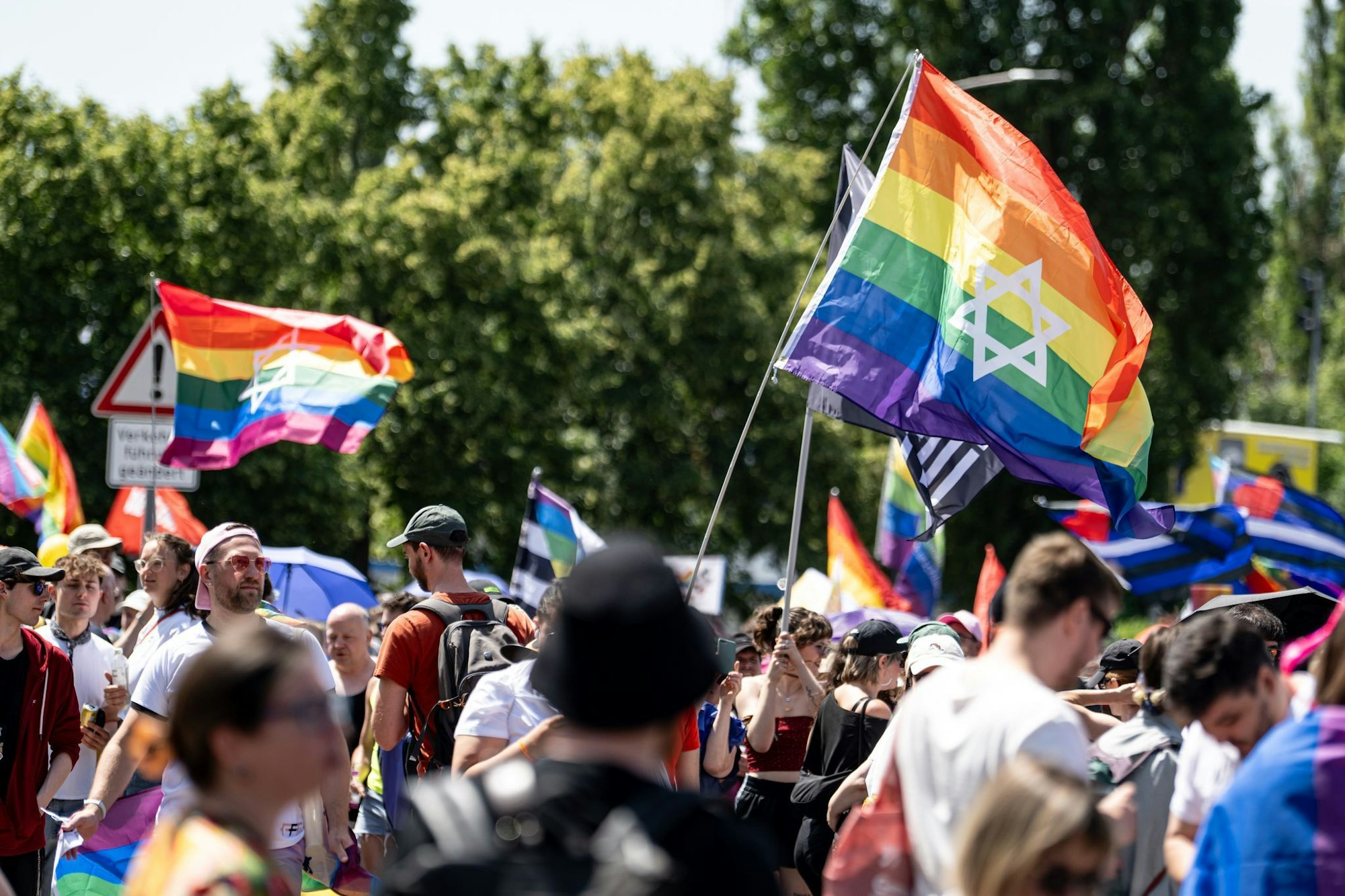Hunderte Menschen zogen am Samstagnachmittag für Vielfalt und Toleranz durch Berlin-Marzahn.