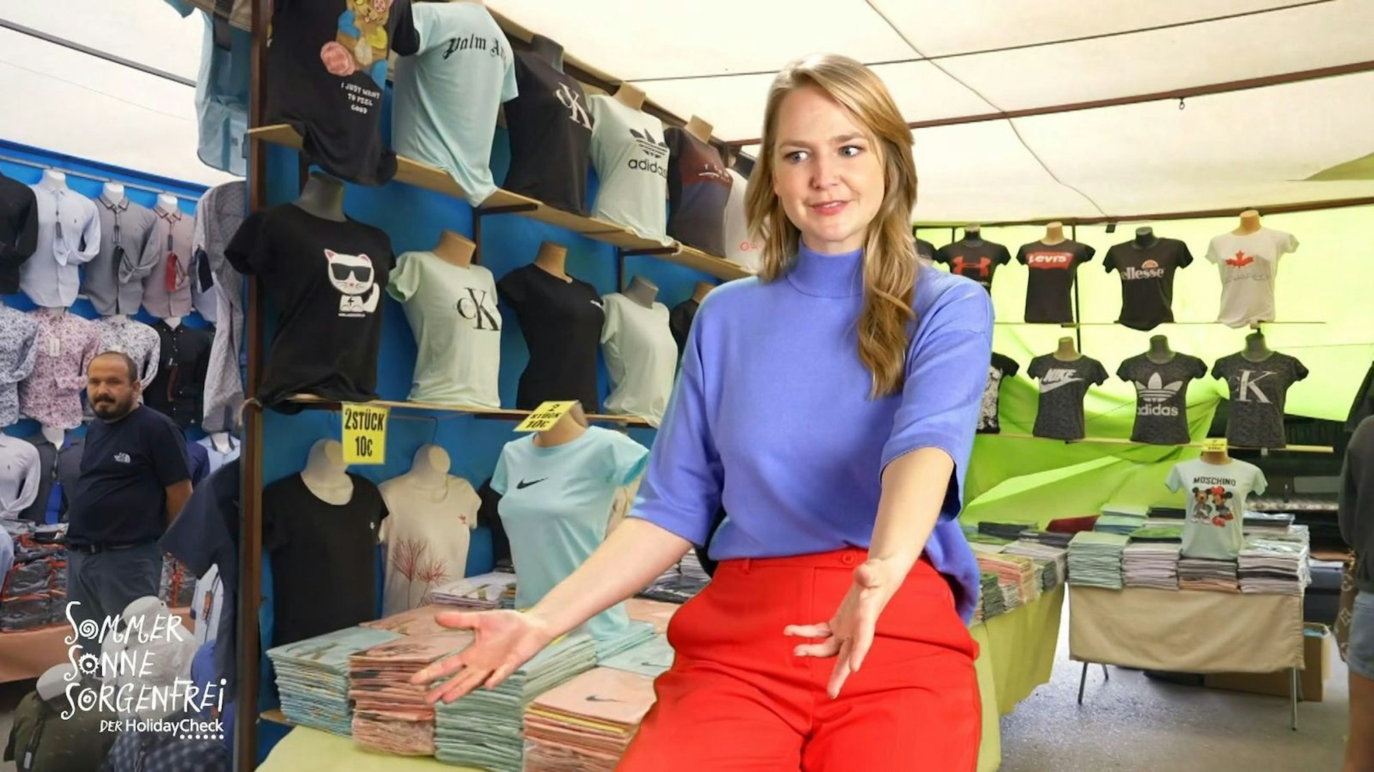 Reisepodcasterin Kira Schlender weiß Bescheid: „Erstaunlicherweise ist es erst mal nicht verboten, diese Plagiate mit nach Deutschland zu bringen.“ Trotzdem müsse man sich an einige Regeln halten. (Bild: Joyn)