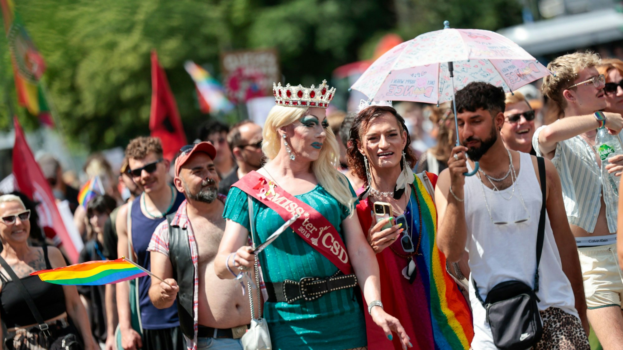 21.06.2025, Nordrhein-Westfalen, Düsseldorf: Teilnehmer der Kundgebung zum Christopher Street Day ziehen durch die Innenstadt. Das Motto in diesem Jahr lautet: „Liebe verbindet - Hass zerstört!“. Foto: Thomas Banneyer/dpa +++ dpa-Bildfunk +++