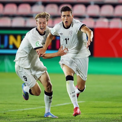 20.06.2025, Rumänien, Bukarest: Fußball, U19 Männer, EM, Norwegen - Deutschland, Vorrunde, Gruppe B, 3. Spieltag, Deutschlands Said El Mala (M) bejubelt sein Tor zum 1:2 mit Max Moerstedt. Foto: Constantin Stefan/dpa +++ dpa-Bildfunk +++
