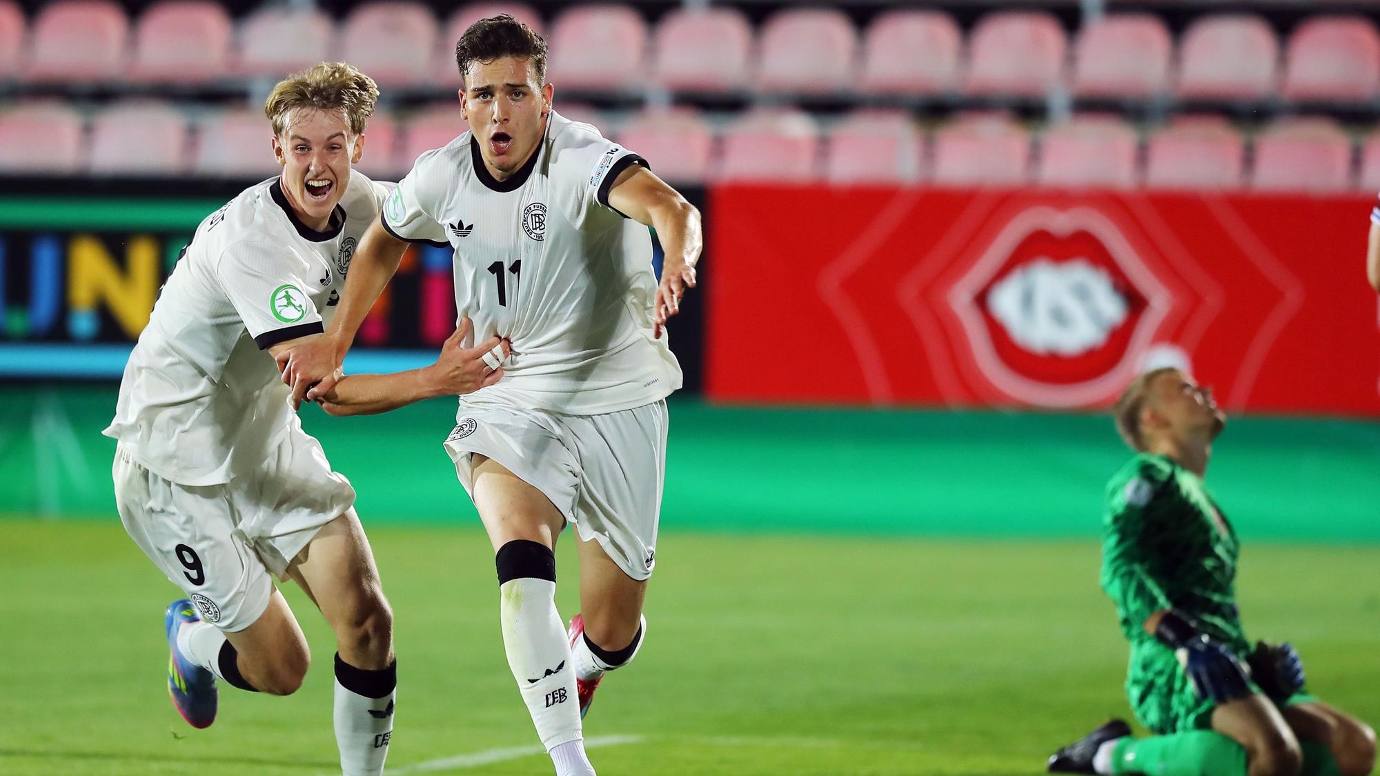 20.06.2025, Rumänien, Bukarest: Fußball, U19 Männer, EM, Norwegen - Deutschland, Vorrunde, Gruppe B, 3. Spieltag, Deutschlands Said El Mala (M) bejubelt sein Tor zum 1:2 mit Max Moerstedt. Foto: Constantin Stefan/dpa +++ dpa-Bildfunk +++