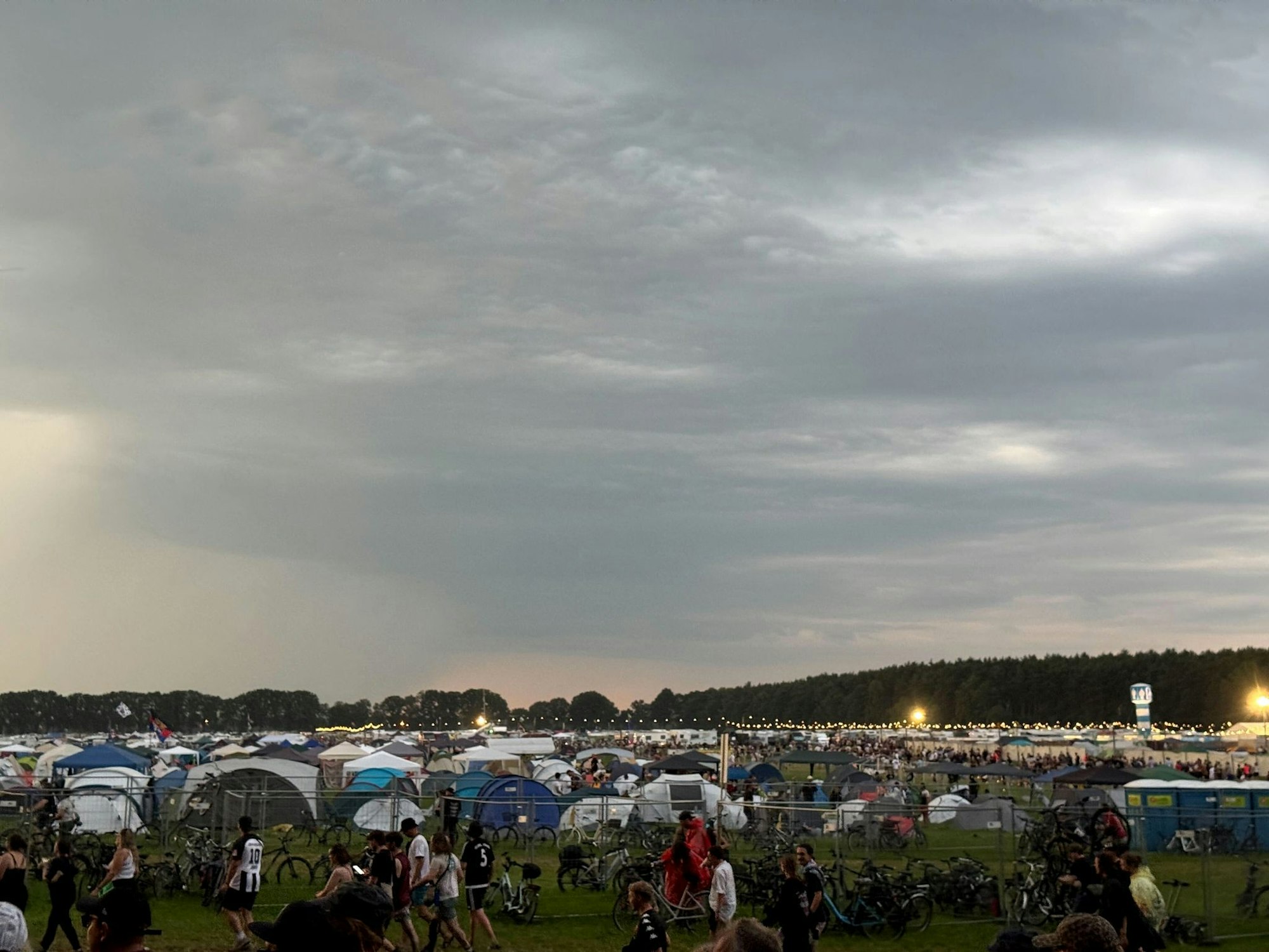 Die Besucherinnen und Besucher mussten das Festivalgelände am Sonntagabend zwischenzeitlich verlassen.