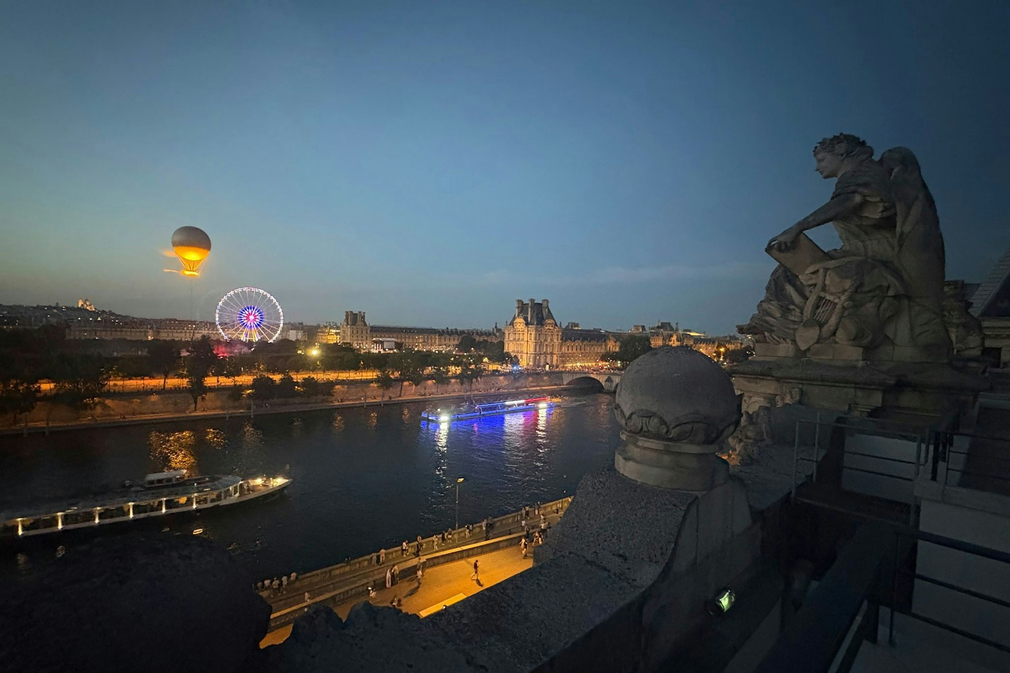 Das Aufsteigen des olympischen Ballons ist ein besonderes Spektakel am Abendhimmel von Paris.