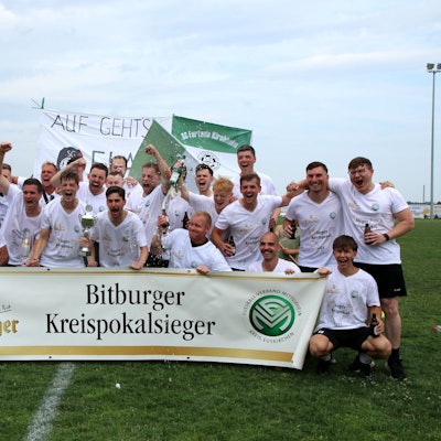 Das offizielle Jubelbild: Die Spieler der SG Flamersheim/Kirchheim jubeln hinter dem Plakat des Sponsors.