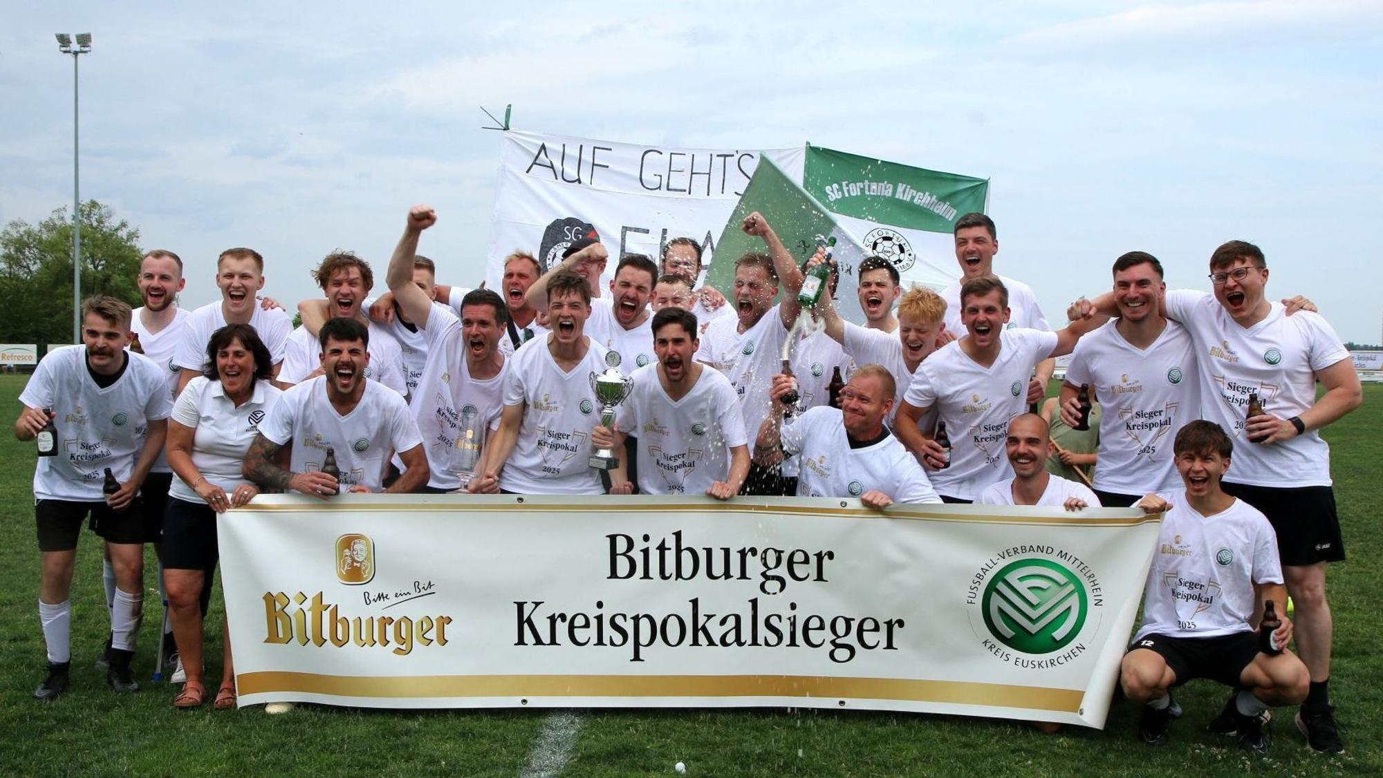 Das offizielle Jubelbild: Die Spieler der SG Flamersheim/Kirchheim jubeln hinter dem Plakat des Sponsors.