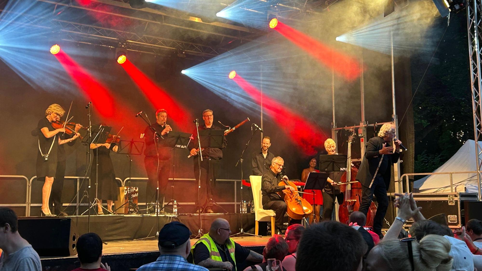 Henning Krautmacher mit Orchesterbegleitung:
