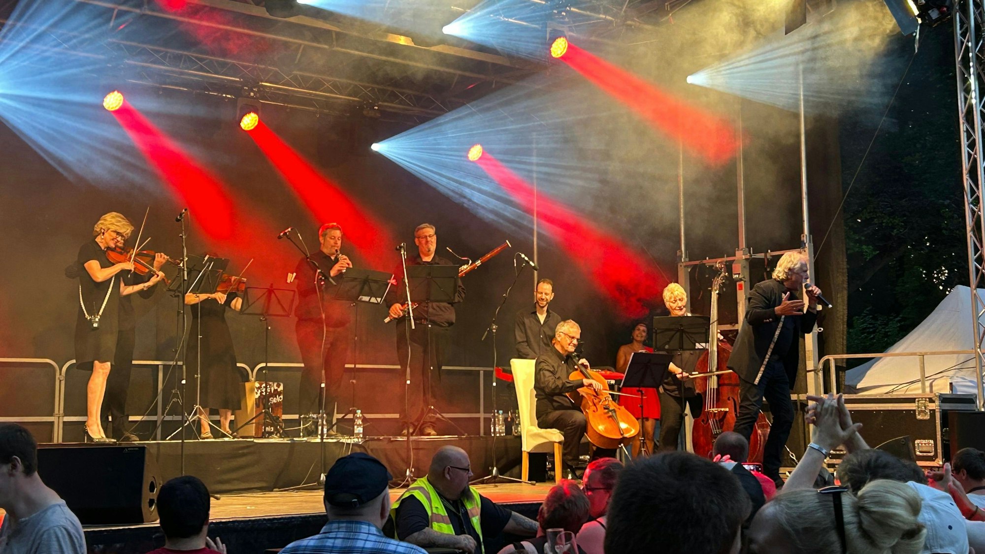 Henning Krautmacher mit Orchesterbegleitung: