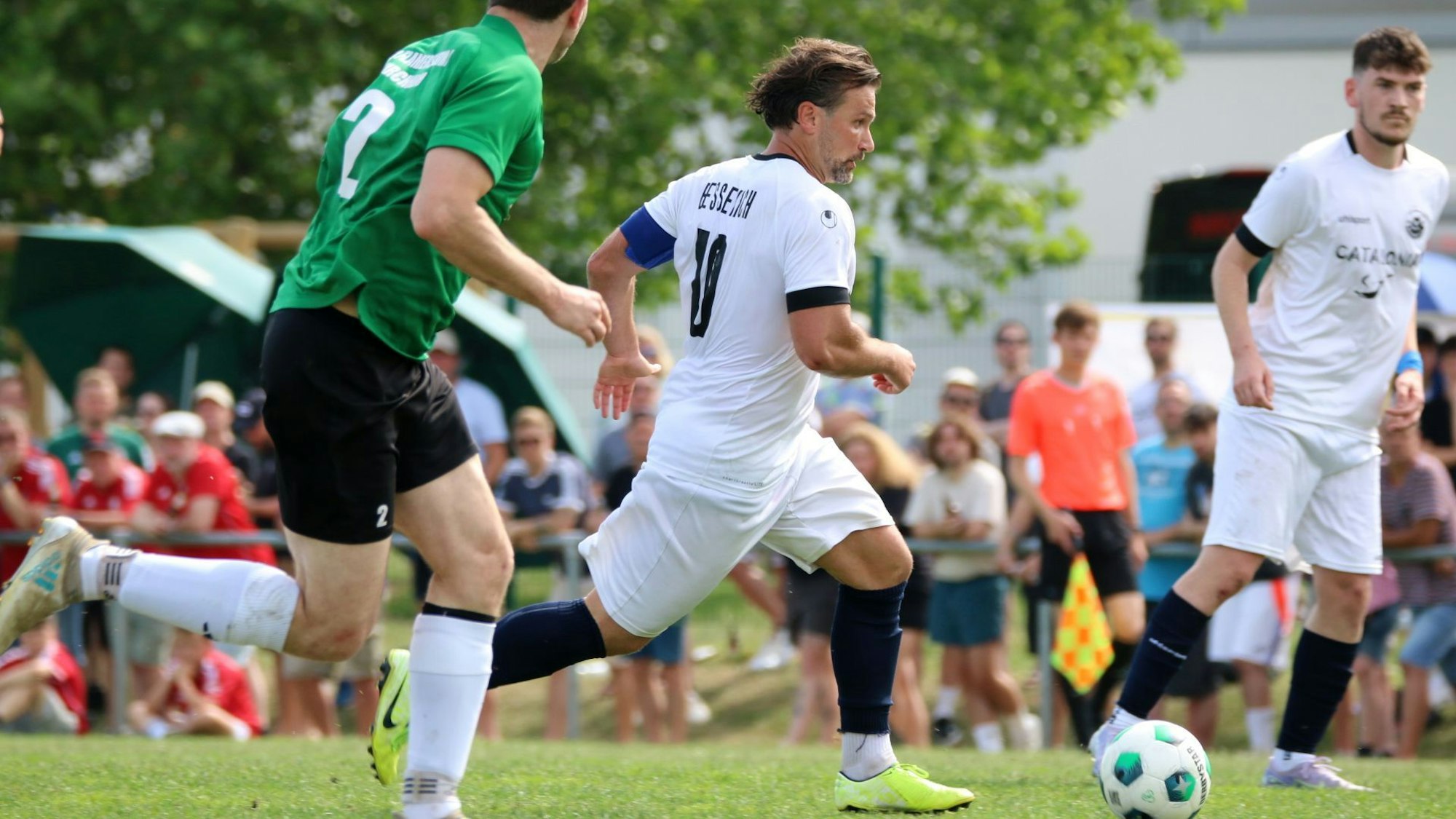 Bessenichs Routinier Saky Noutsos treibt den Ball voran.