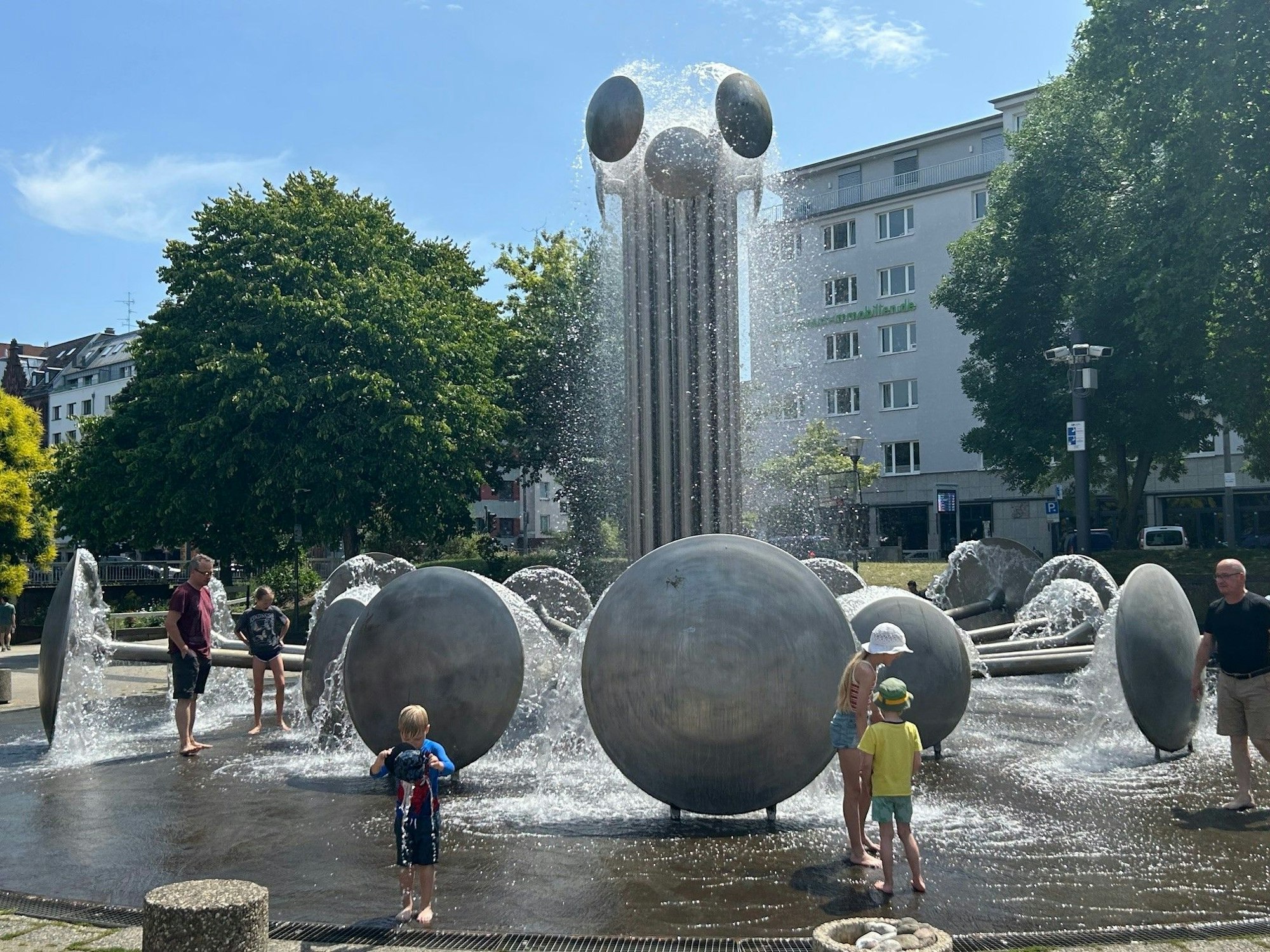 Das Wasser erfrischt, doch der Ebertplatz glüht. Nur wenige halten es am Sonntag deshalb dort aus.