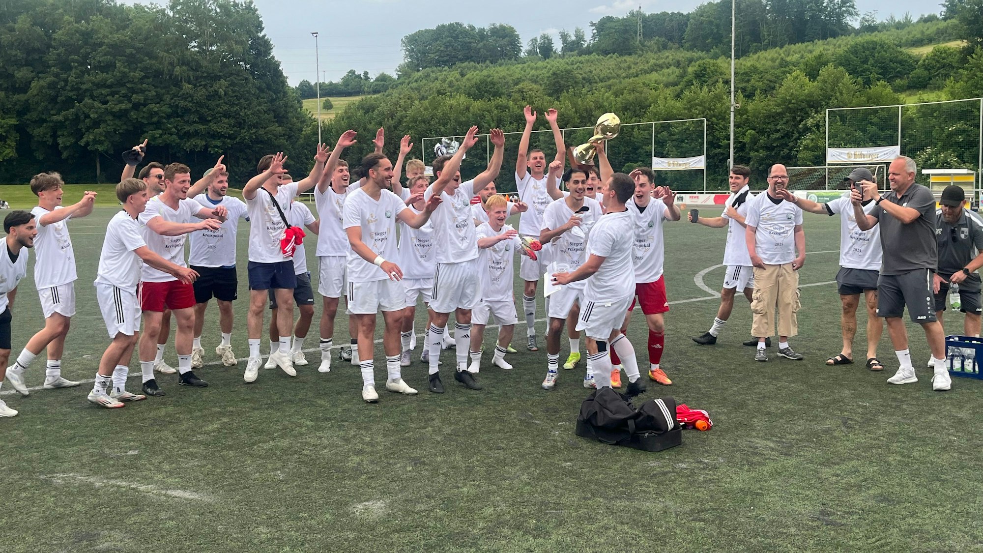 Trotz 120 Spielminuten ein Tänzchen um den POkal ist noch drin.