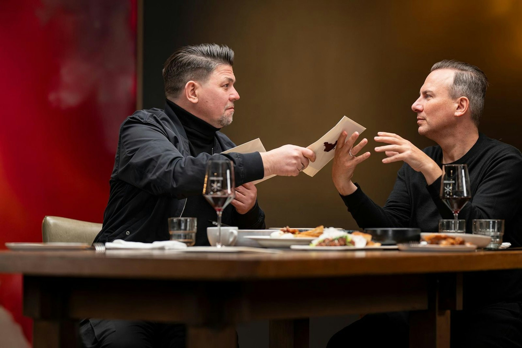 Dass sein Herzblut beim Kochen bei der Jury ankam, rührt Raue zu Tränen. (Bild: RTL / Markus Hertrich)
