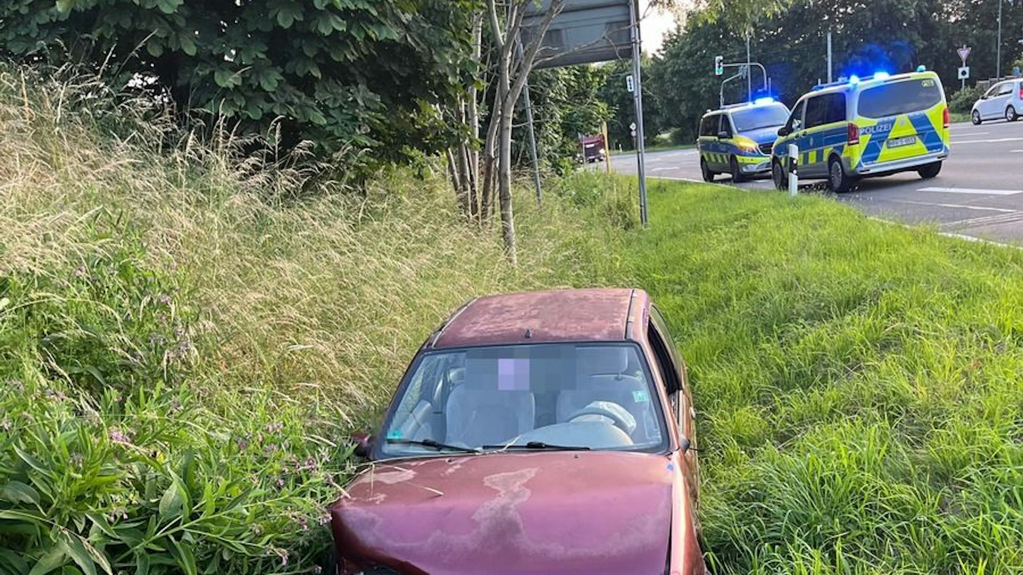 Nach einem Verkehrsunfall in Radevormwald flüchteten zwei Personen zu Fuß von der Unfallstelle.