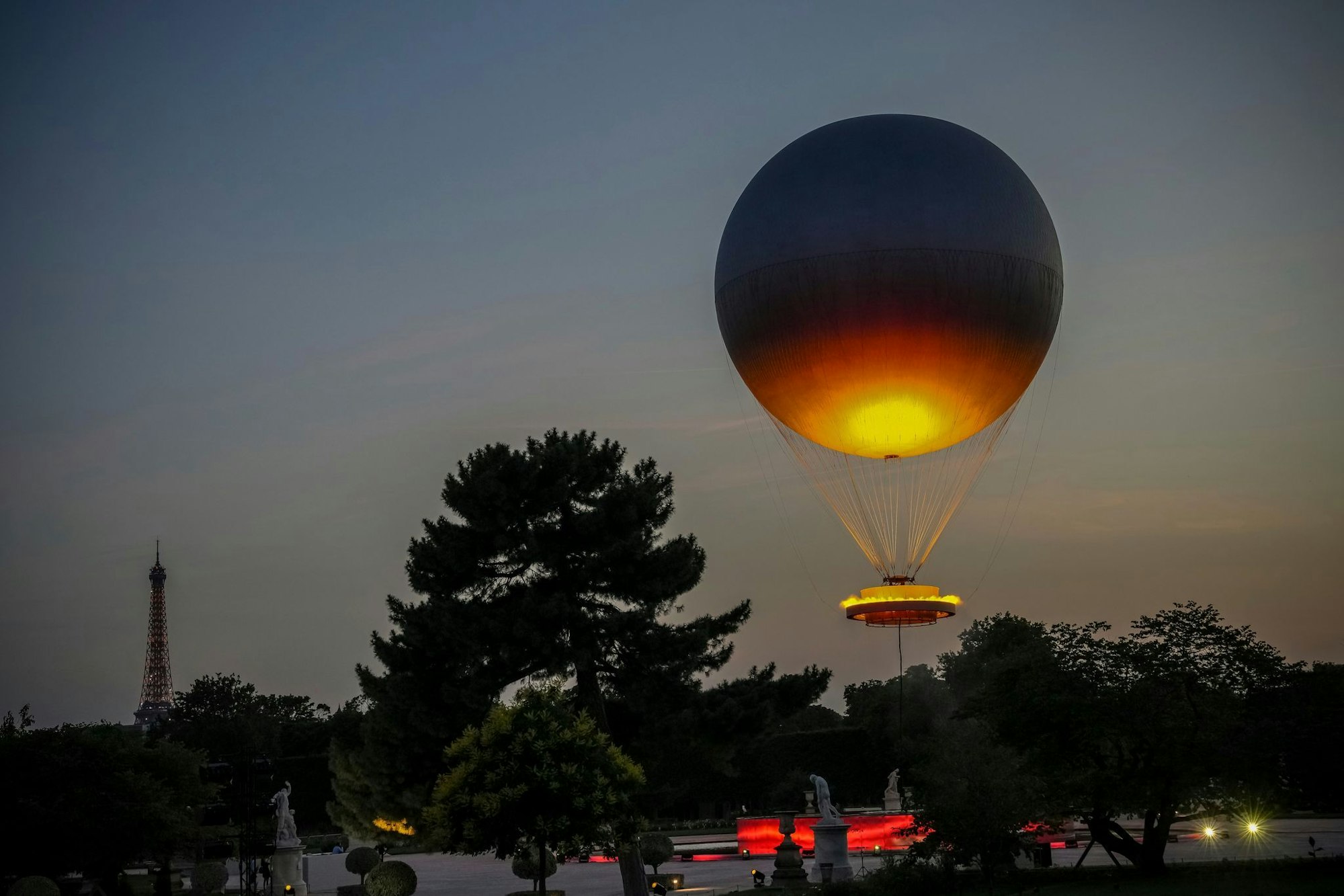 Viele Menschen in Paris hatten sich gewünscht, dass der olympische Ballon wieder in die Stadt zurückkehrt.