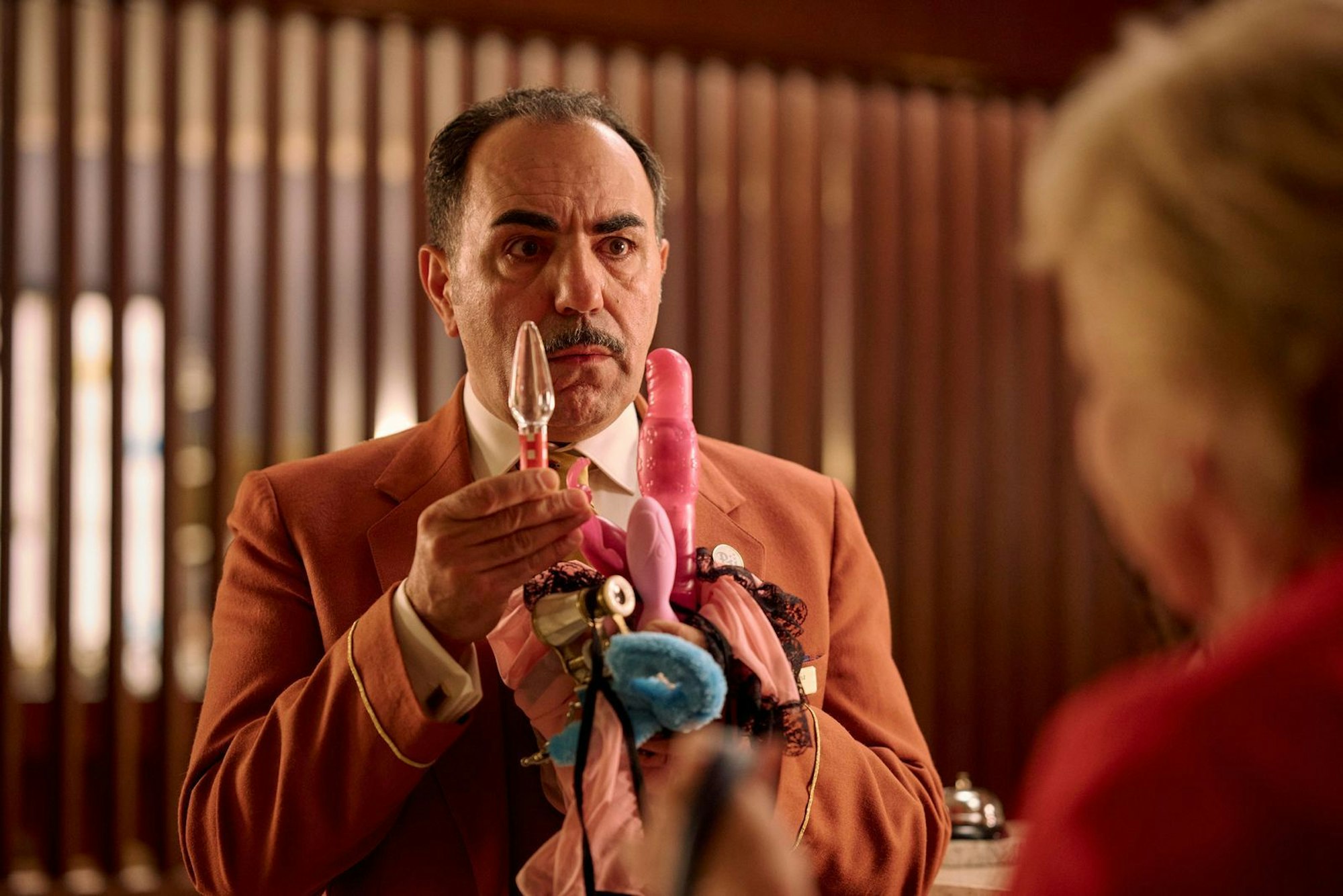In der neuen Comedy-Serie „Nighties“ wird das Nachtleben zum Abenteuer. Im Münchner Hotel Prinzenhof erlebt das Nachtschicht-Team jede Menge schräge Gäste, absurde Zwischenfälle und kuriose Situationen. Ein Highlight der Serie: Concierge Charles (Adnan Maral). (Bild: ZDF/ Frank Dicks)