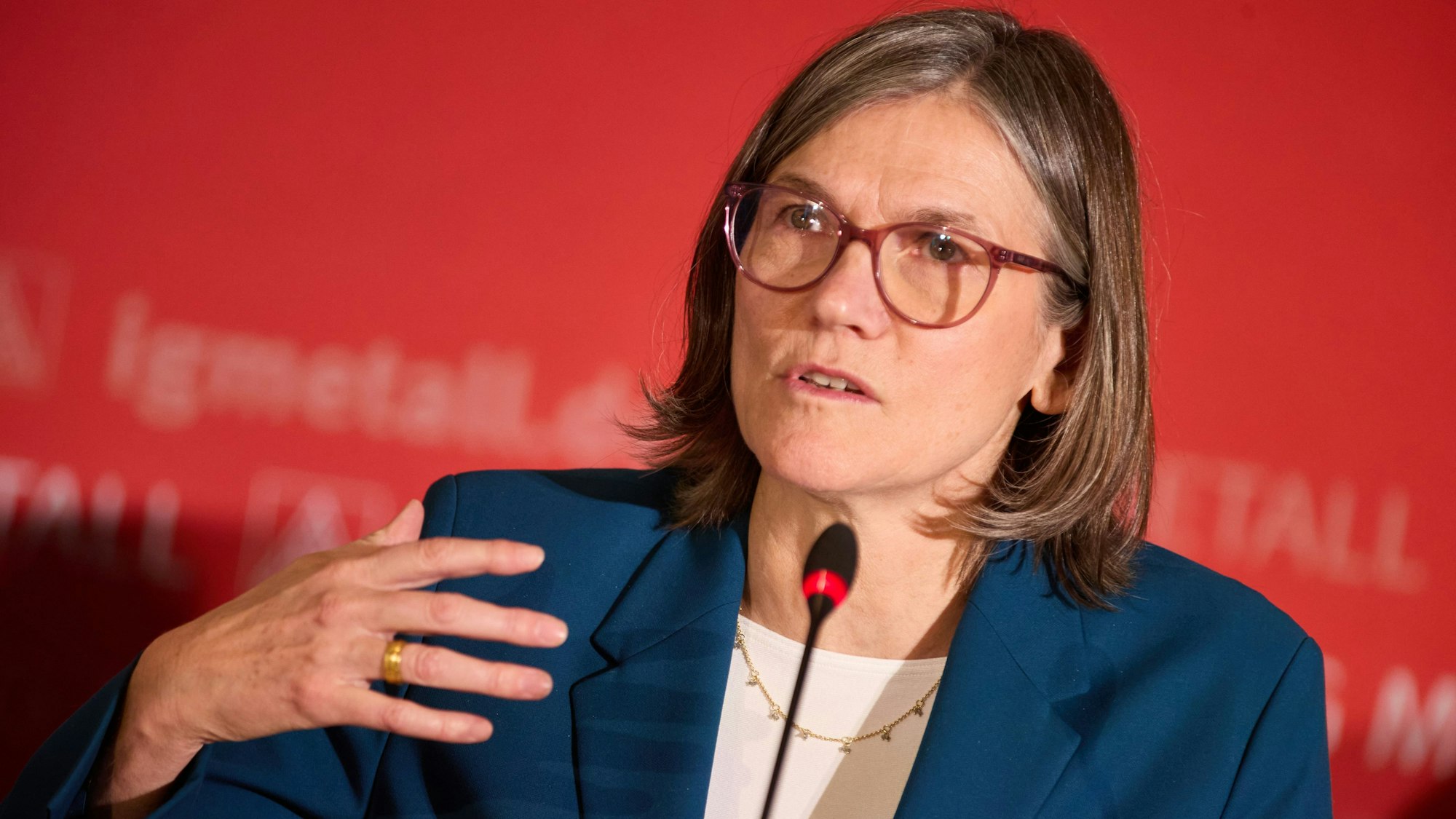 Christiane Benner, Vorsitzende der IG Metall, auf einer Pressekonferenz. (Archivbild)