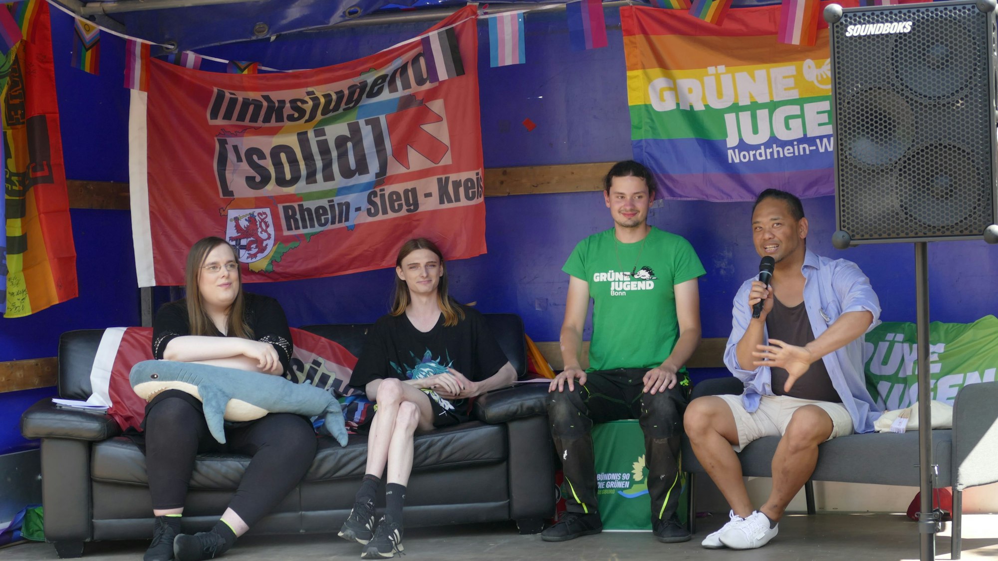 Auf dem Podium berichteten queere Menschen von ihren Erfahrungen.