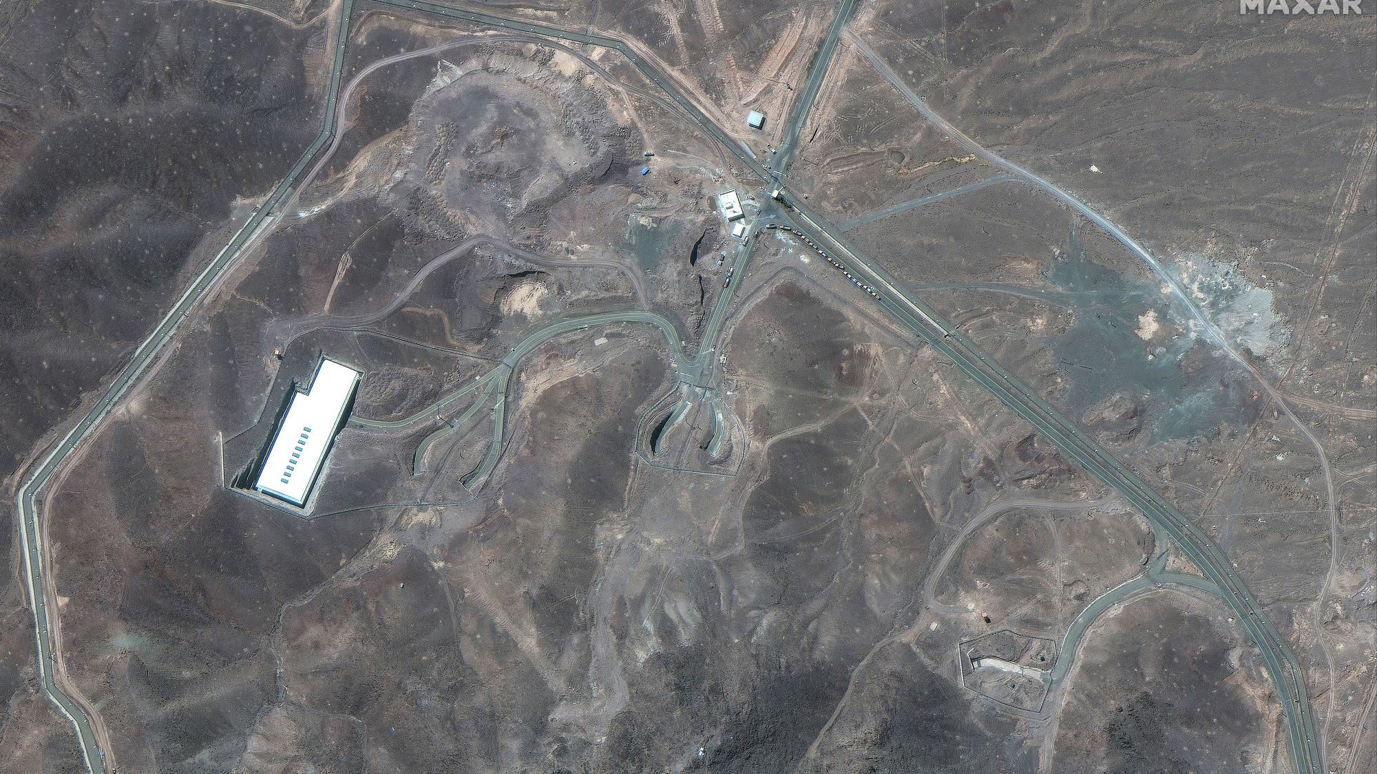 19.06.2025, Iran, Fordo: Dieses von Maxar Technologies zur Verfügung gestellte Satellitenbild zeigt Fahrzeuge in der Anreicherungsanlage Fordo in Iran am Freitag, 19. Juni 2025. Die USA haben an der Seite Israels in den Krieg gegen den Iran eingegriffen und nach Angaben von US-Präsident Trump Atomanlagen attackiert. Foto: Uncredited/Maxar Technologies via AP/dpa - ACHTUNG: Nur zur redaktionellen Verwendung bis zum 7. Juli 2025 und nur mit vollständiger Nennung des vorstehenden Credits. Das Wasserzeichen darf nicht entfernt oder abgeschnitten werden. +++ dpa-Bildfunk +++