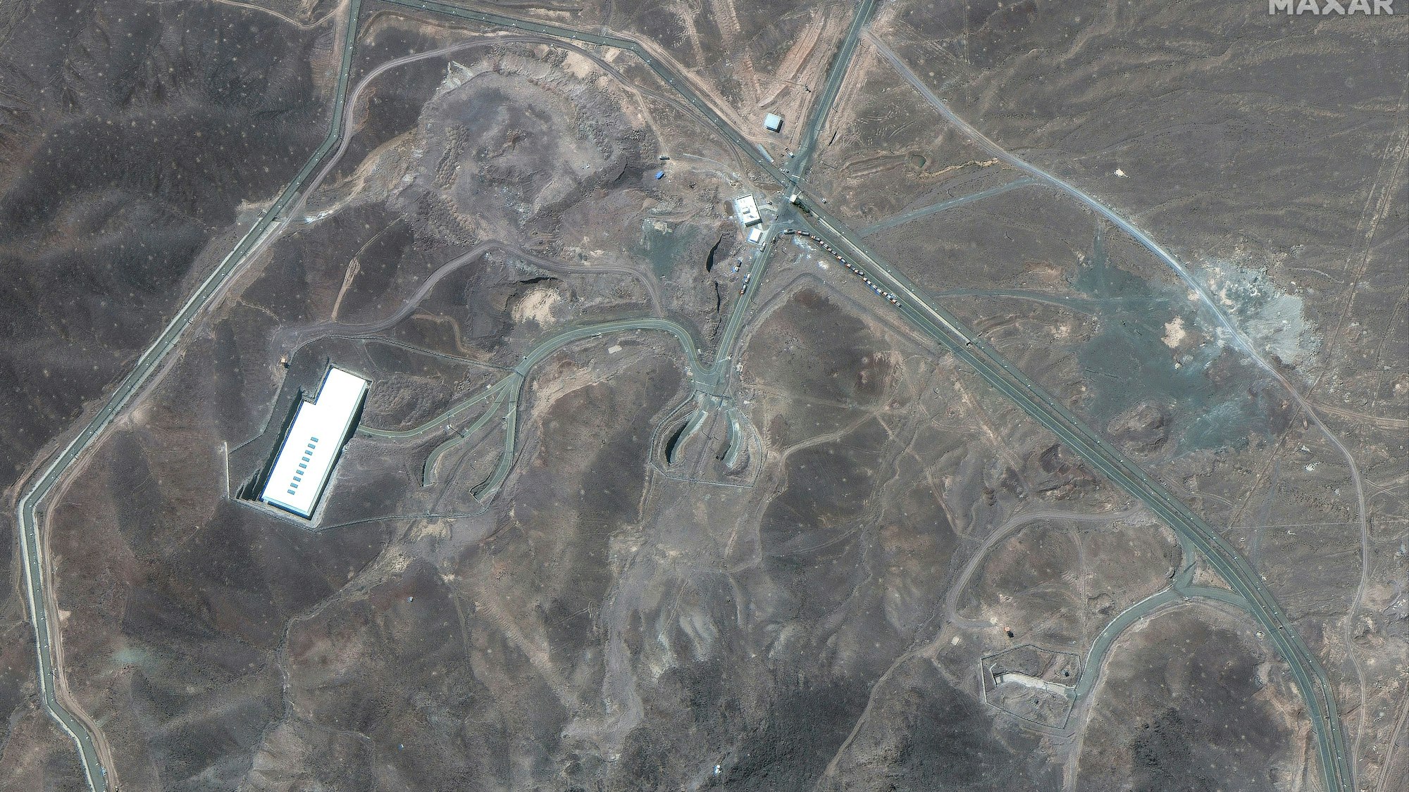 19.06.2025, Iran, Fordo: Dieses von Maxar Technologies zur Verfügung gestellte Satellitenbild zeigt Fahrzeuge in der Anreicherungsanlage Fordo in Iran am Freitag, 19. Juni 2025. Die USA haben an der Seite Israels in den Krieg gegen den Iran eingegriffen und nach Angaben von US-Präsident Trump Atomanlagen attackiert. Foto: Uncredited/Maxar Technologies via AP/dpa - ACHTUNG: Nur zur redaktionellen Verwendung bis zum 7. Juli 2025 und nur mit vollständiger Nennung des vorstehenden Credits. Das Wasserzeichen darf nicht entfernt oder abgeschnitten werden. +++ dpa-Bildfunk +++