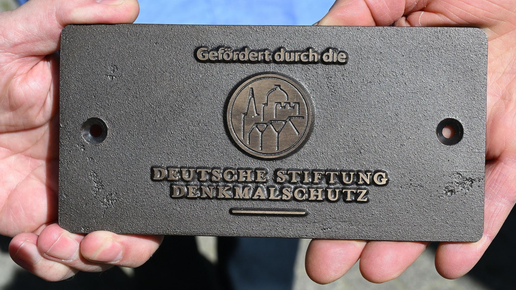 Das Foto zeigt die Plakette der Stiftung