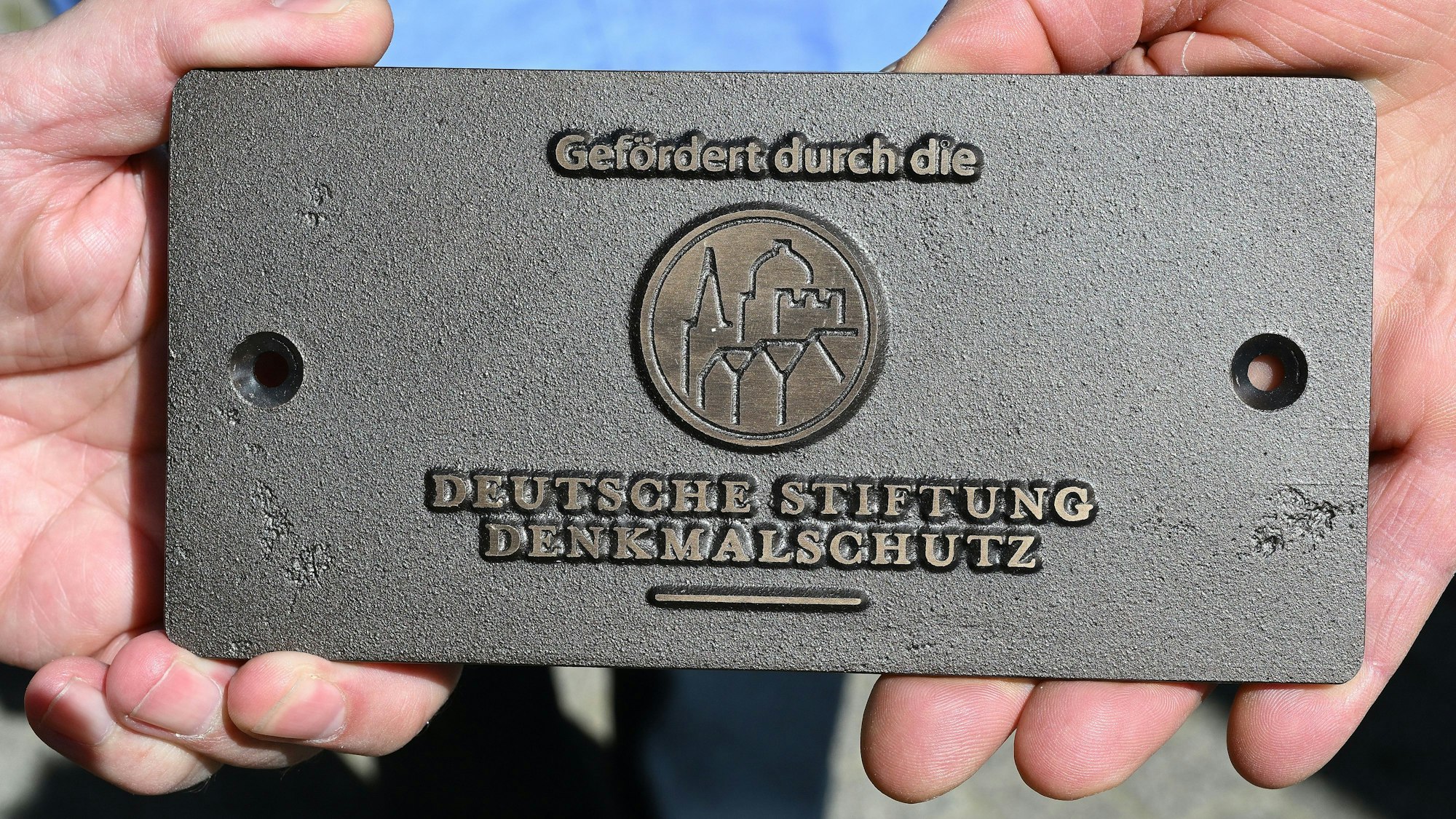 Das Foto zeigt die Plakette der Stiftung