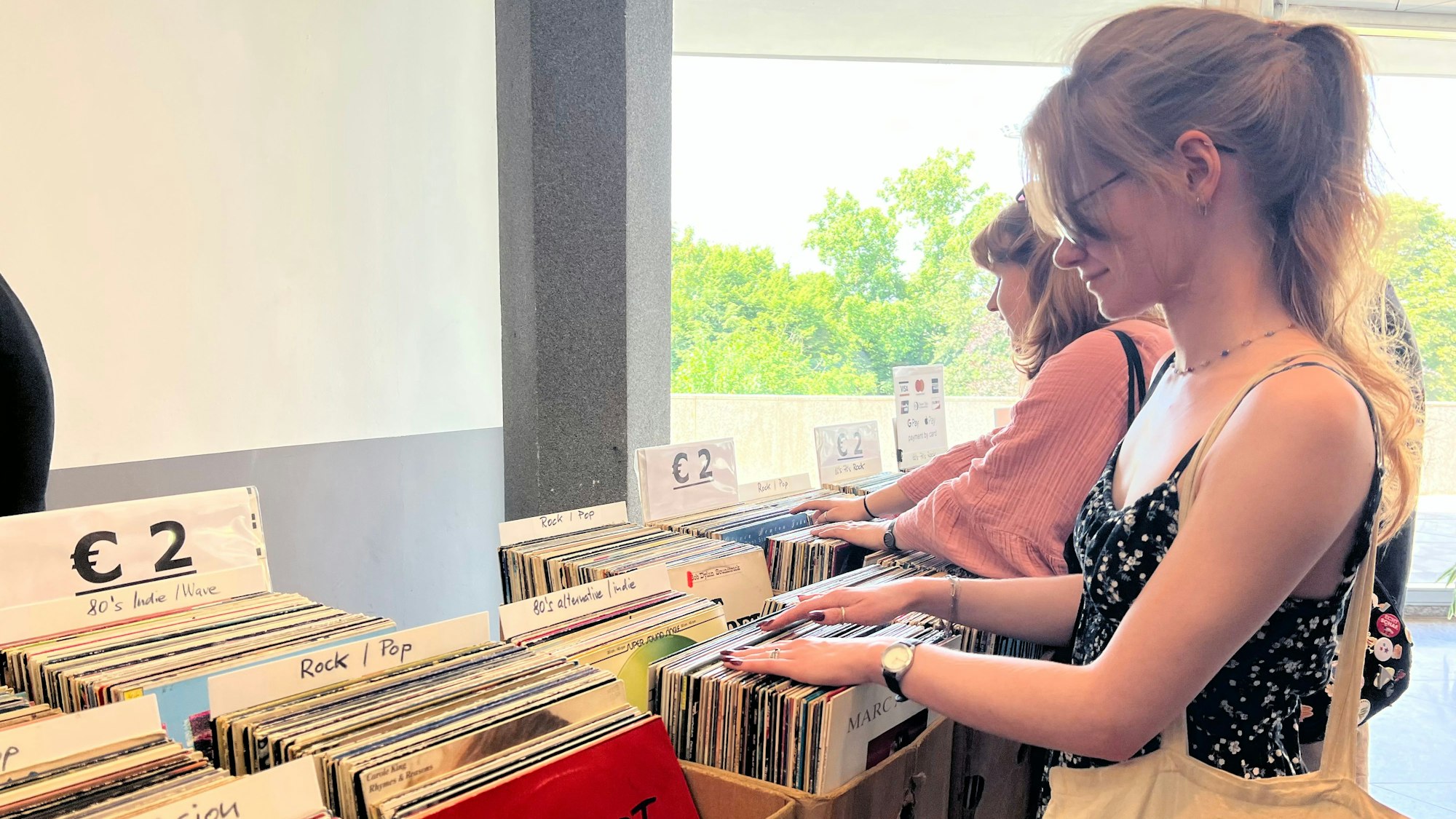 Nora Maaß sucht nach schönen Platten für ihren fast neuen Schallplattenspieler.