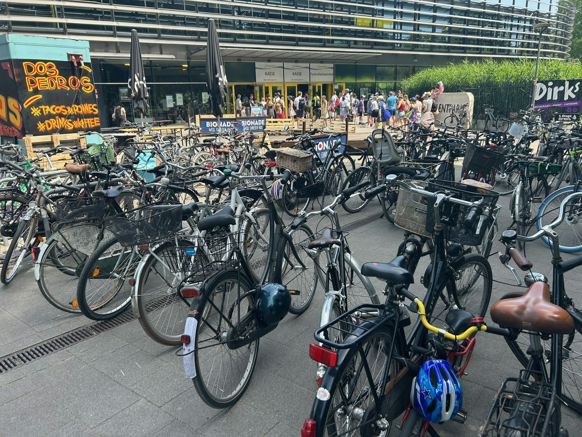 Fahrräder, so weit das Auge reicht. Die Schlange am Lentpark nimmt am Sonntagnachmittag kein Ende.