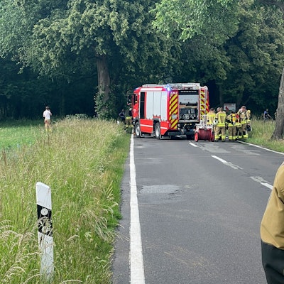 Einsatzkräfte der Feuerwehr an der Unfallstelle auf einer Landstraße (Archivfoto).