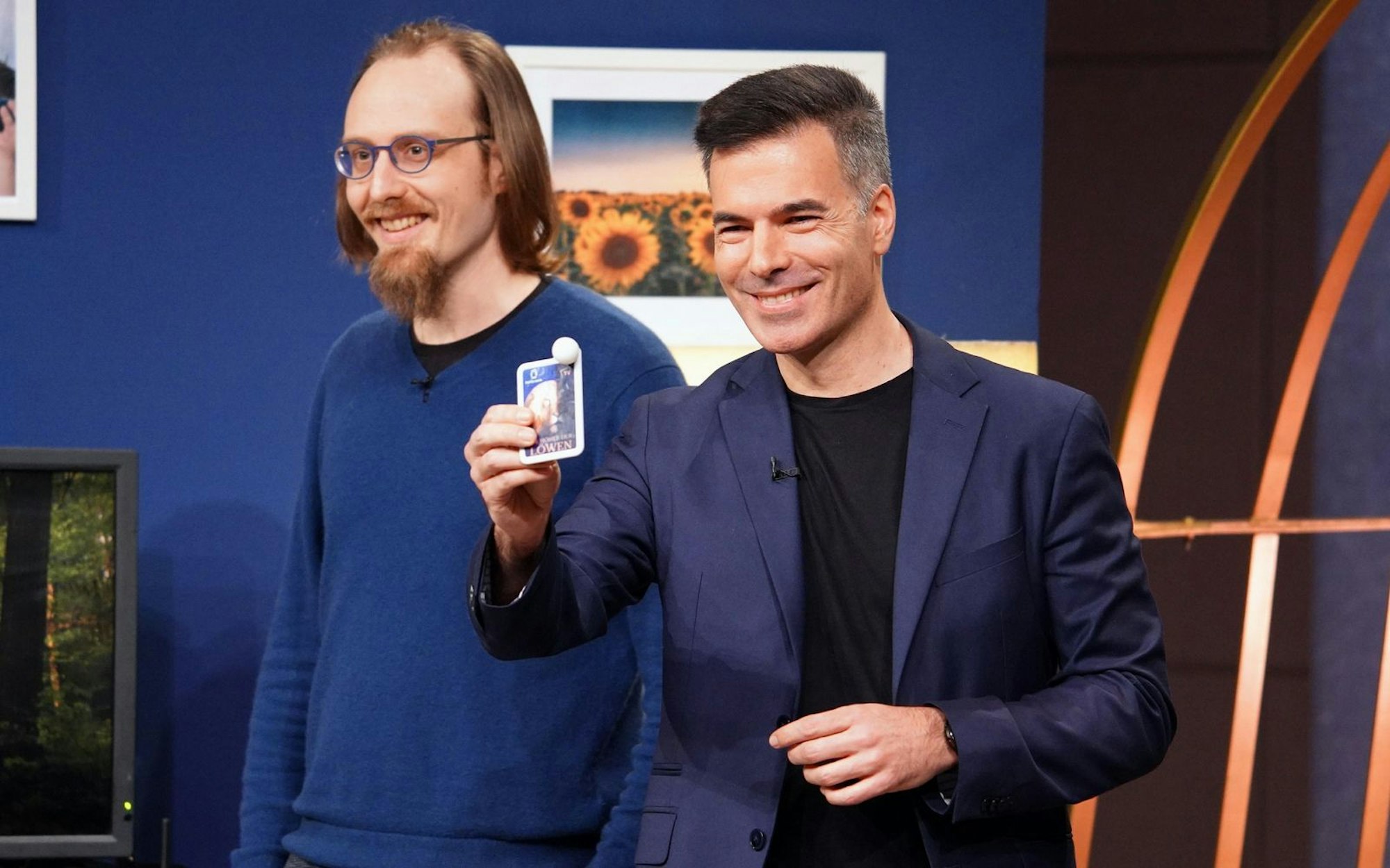 Simon Hafner (links) und Teo Ortega (rechts) treffen mit ihren „family.cards“ Carsten Maschmeyer mitten ins Herz. (Bild: RTL / Bernd-Michael Maurer)